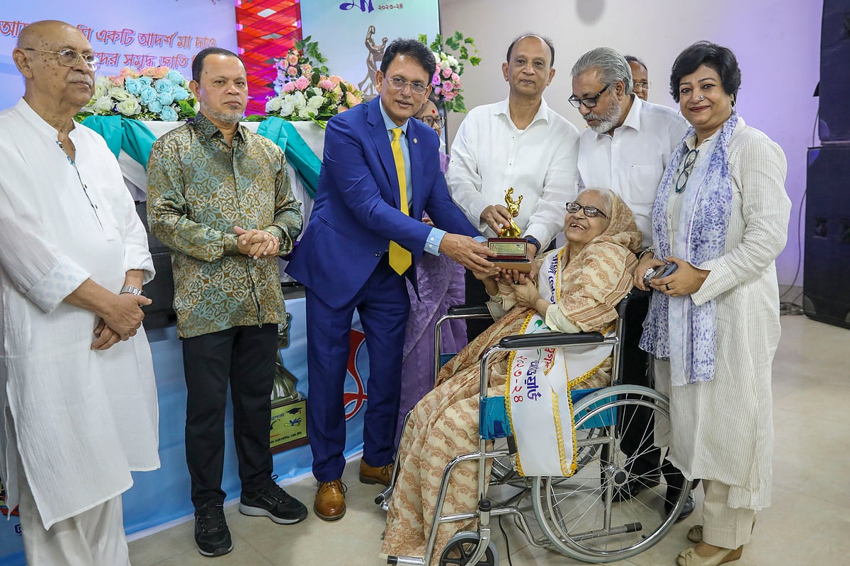 রত্নগর্ভা মা সম্মাননা গ্রহণ করছেন এক মা। রোববার ঢাকা ক্লাবের স্যামসন এইচ চৌধুরী মিলনায়তনে