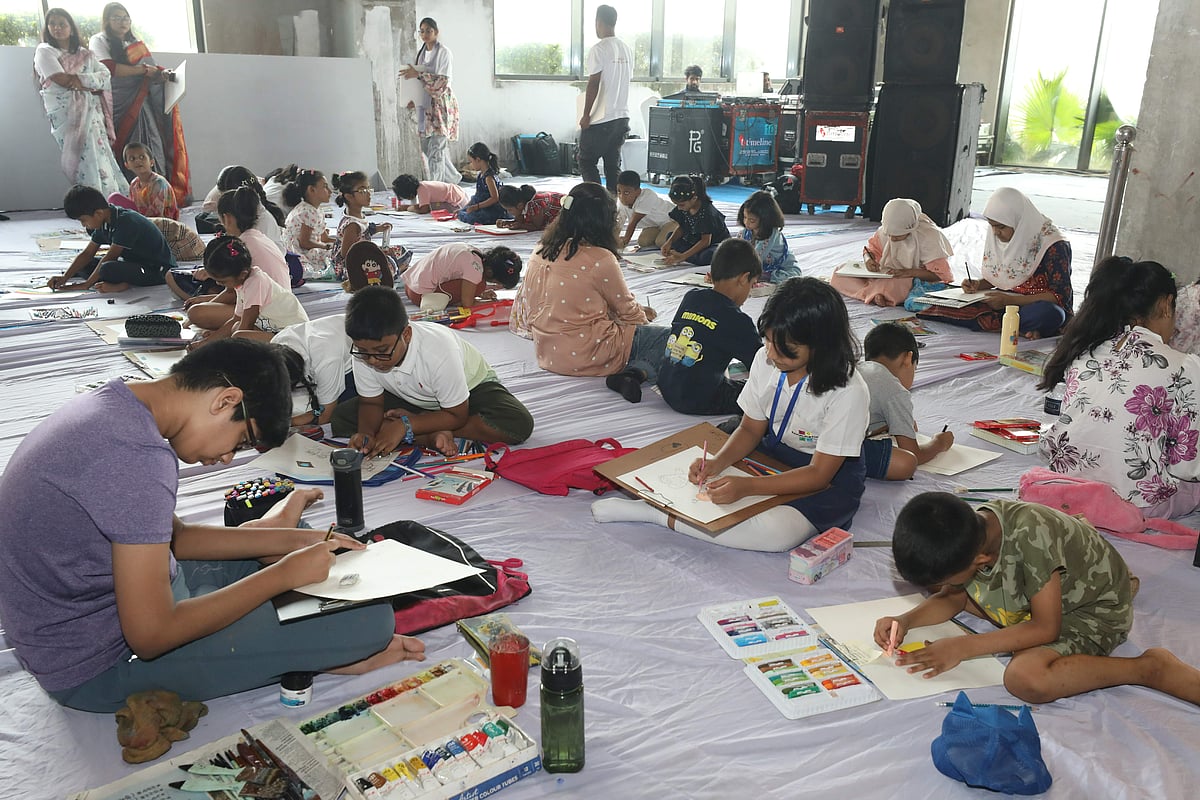 উত্তরার সেন্টারপয়েন্ট শপিং মলে ‘আমার মা আমার রঙে’ শীর্ষক  বৈচিত্র্যপূর্ণ আয়োজনে চিত্রাঙ্কন প্রতিযোগিতায় শিশুরা। ঢাকা, ১১ মে