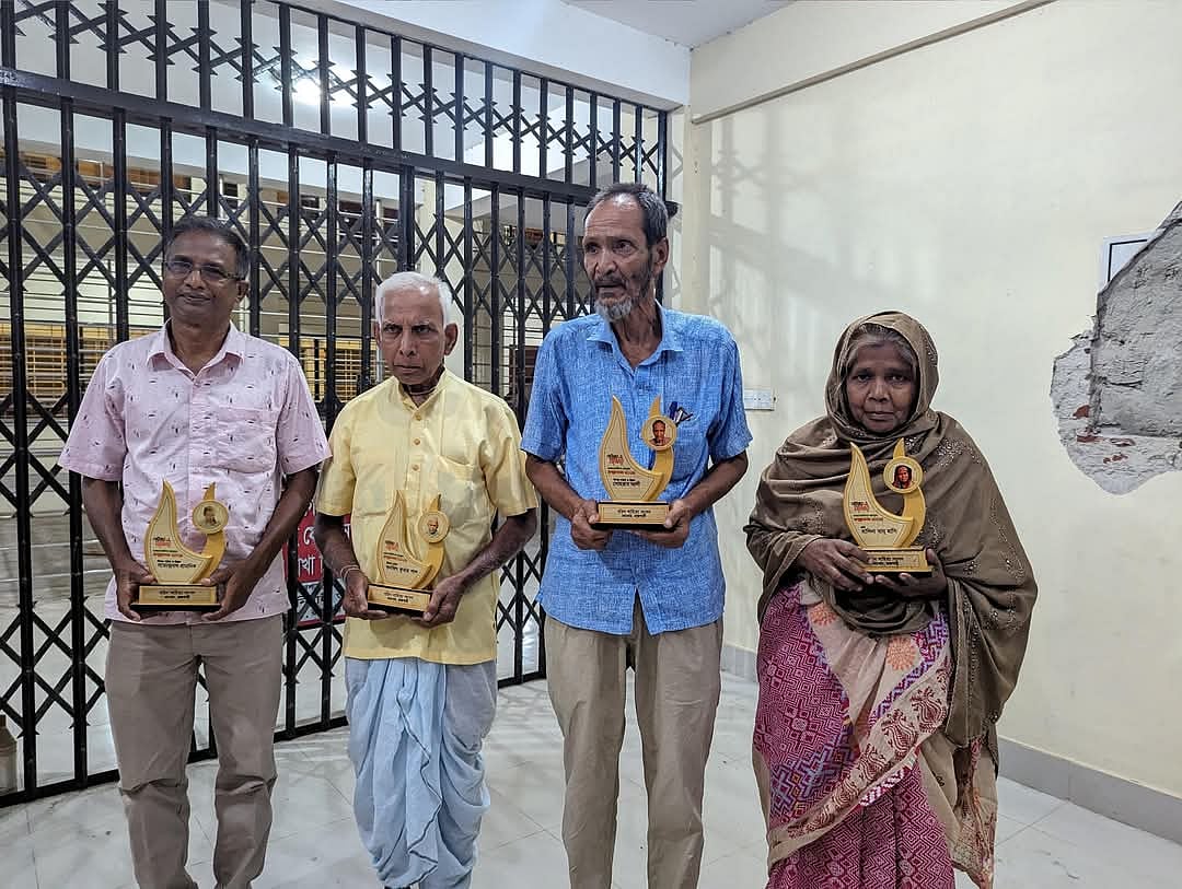 রাজশাহীর তানোরে ‘আলোকিত মানুষ রাজশাহীর তানোরে ‘আলোকিত মানুষ সম্মাননা’ অনুষ্ঠানে ক্রেস্ট হাতে গুণীজন হাসিনা বানু (ডানে), সোহরাব আলী, রঞ্জিত পাল ও সত্যেন্দ্রনাথ প্রামাণিক। গতকাল শনিবার বিকেলে তানোর উপজেলা পরিষদ মিলনায়তনে