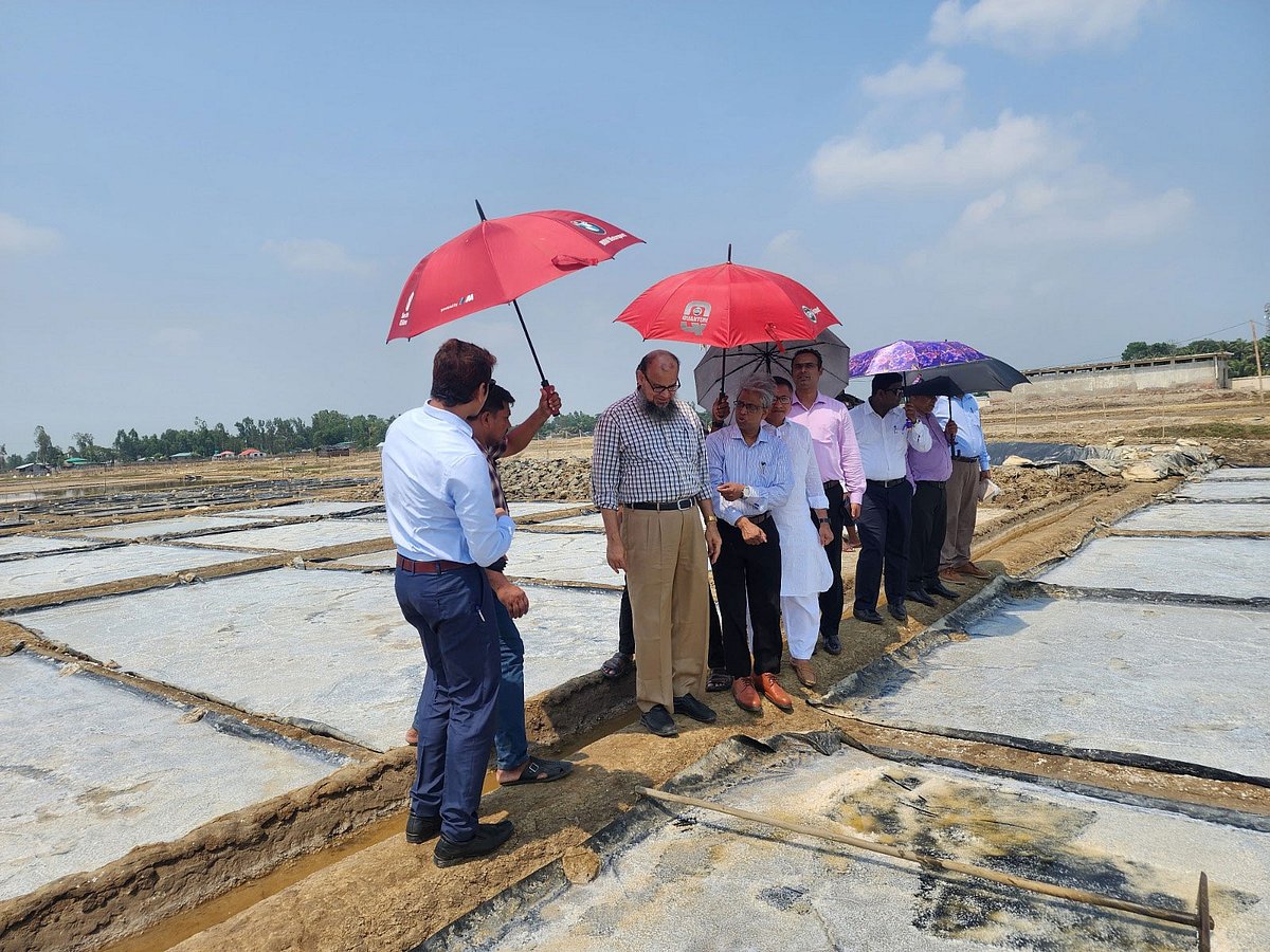 কক্সবাজার সদরের চৌফলদন্ডীর লবণমাঠ পরিদর্শন করেন শিল্প মন্ত্রণালয়ের সচিব মো. ওবায়দুর রহমান। গতকাল দুপুরে