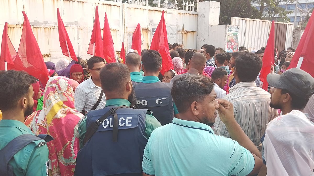 গাজীপুরে বকেয়া বেতন ও ভাতার দাবিতে বিক্ষোভ করেছেন শ্রমিকেরা। আজ রোববার সকালে