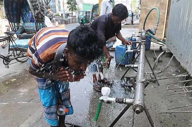 প্রচণ্ড গরমে বেশি কষ্টে পড়েছেন শ্রমজীবী মানুষ ও পথচারীরা। একটু স্বস্তির আশায় ফুটপাতে বসানো গভীর নলকূপ থেকে কেউ পানি পান করছেন, কেউ মুখ ধুয়ে নিচ্ছেন। সম্প্রতি চট্টগ্রাম নগরের কাতালগঞ্জ বড় মসজিদের সামনে