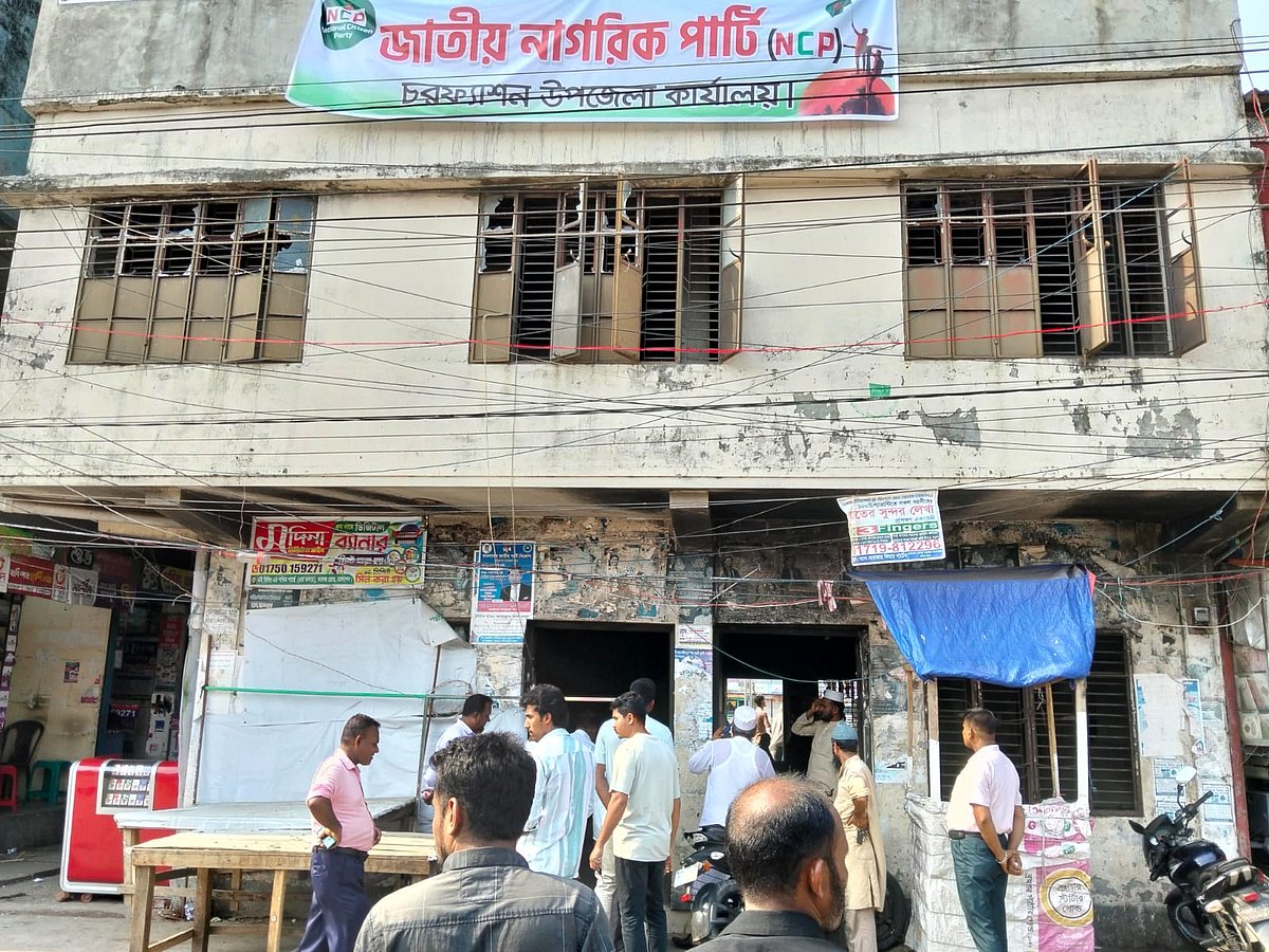 ভোলার চরফ্যাশনে উপজেলা আওয়ামী লীগের কার্যালয় দখলে নিয়ে এনসিপির সাইনবোর্ড টানিয়ে দেওয়া হয়