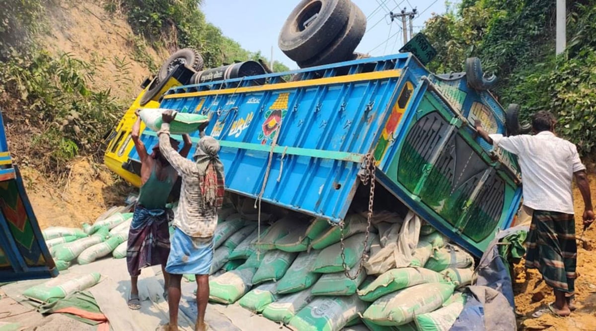 চট্টগ্রামের মিরসরাইয়ের করেরহাট ইউনিয়নে বারইয়ারহাট-খাগড়াছড়ি সড়কের নয়টিলা মাজার এলাকায় সিমেন্ট বোঝাই ট্রাক উল্টে বন্ধ হয়ে যায় সড়ক। এতে দুর্ভোগে পড়েন সাধারণ যাত্রীরা