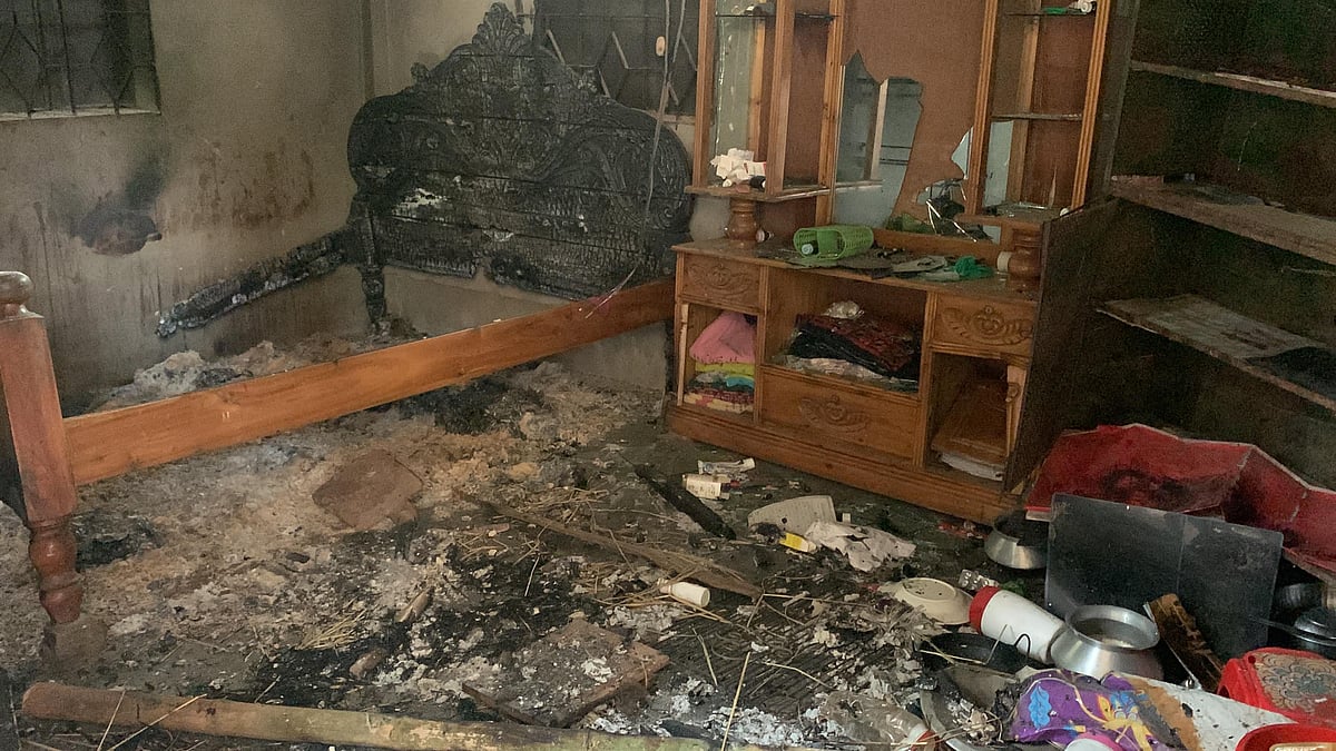 গাজীপুরে উত্তেজিত জনতা অভিযুক্তের বাড়িতে আগুন দেয়। এতে বাড়ির সবকিছু পুড়ে যায়