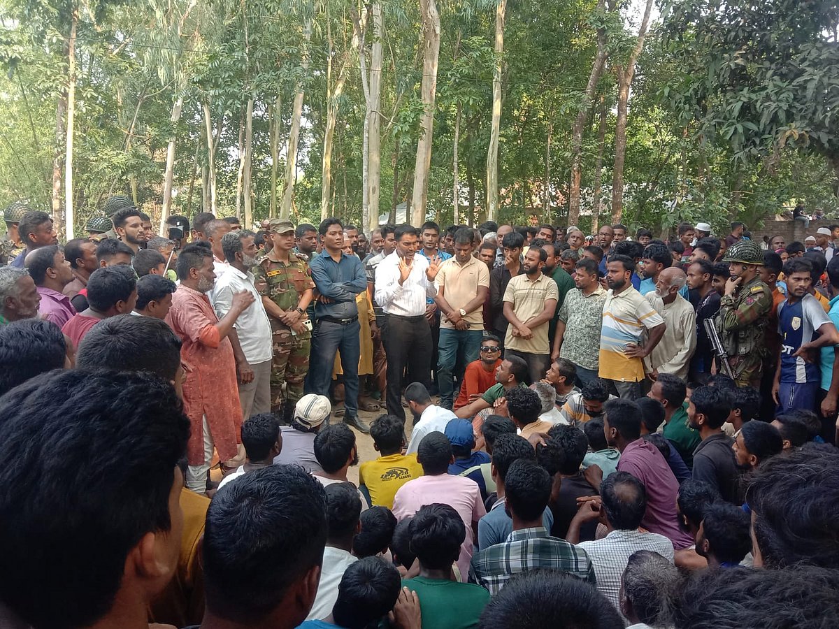 অসৌজন্যমূলক আচরণের অভিযোগে মিঠাপুকুর থানার ভারপ্রাপ্ত কর্মকর্তাকে (ওসি) অবরুদ্ধ করেন এলাকাবাসী। পরে ইউএনওসহ সেনাবাহিনীর সদস্যরা গিয়ে তাঁকে মুক্ত করে নিয়ে আসেন