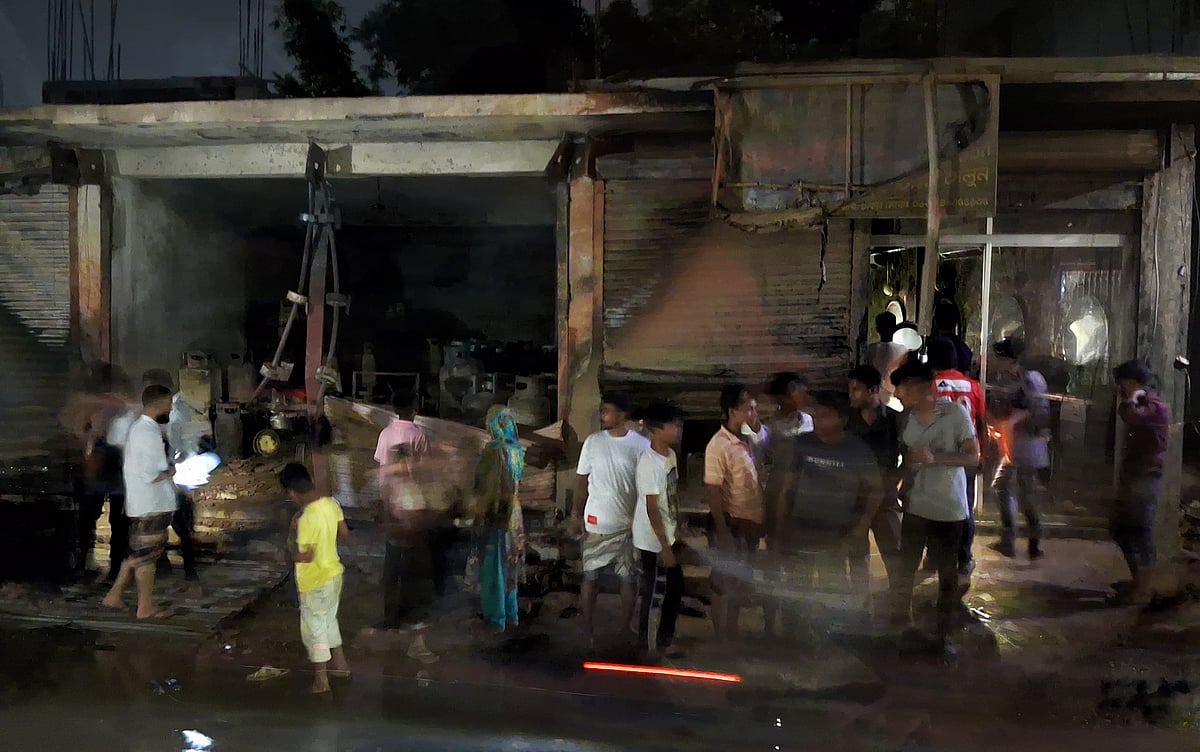 সাভারের আশুলিয়ার নরসিংহপুর এলাকায় গ্যাস সিলিন্ডারের লিকেজ থেকে দোকানে অগ্নিকাণ্ডের ঘটনা ঘটেছে। গতকাল শনিবার সন্ধ্যা সাতটার দিকে