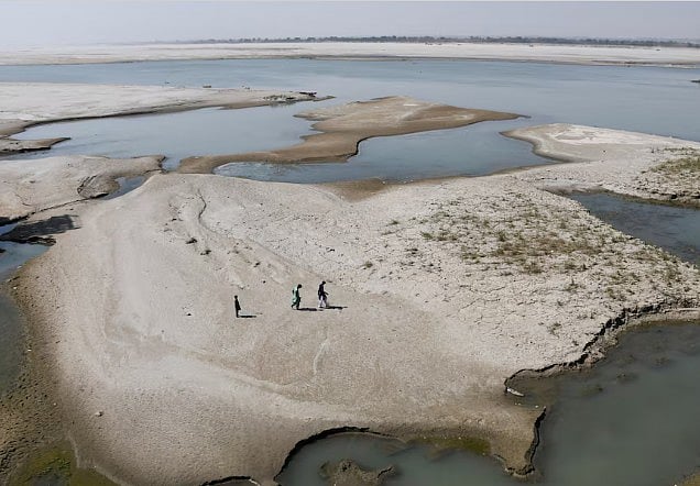 পাকিস্তানের জামশোরো শহরে সিন্ধু নদের বুকে জেগেছে চর। গত ১৫ মার্চের চিত্র