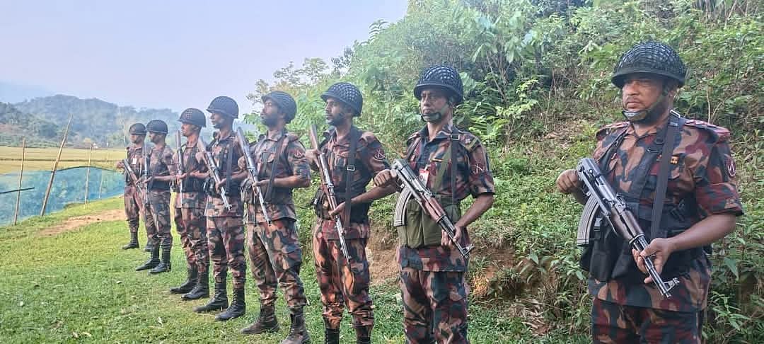 সুনামগঞ্জ সীমান্তে বিজিবির টহল। গতকাল শনিবার বিকেলে সদর উপজেলার ডলুরা এলাকায়