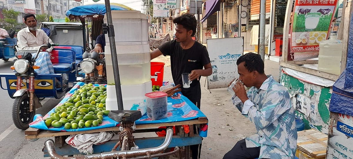 প্রচণ্ড গরমে শরীর জুড়াতে ঠান্ডা পানীয়র প্রতি ঝুঁকছে মানুষ। আজ বিকেলে শহরের টাউন হল মোড়ে