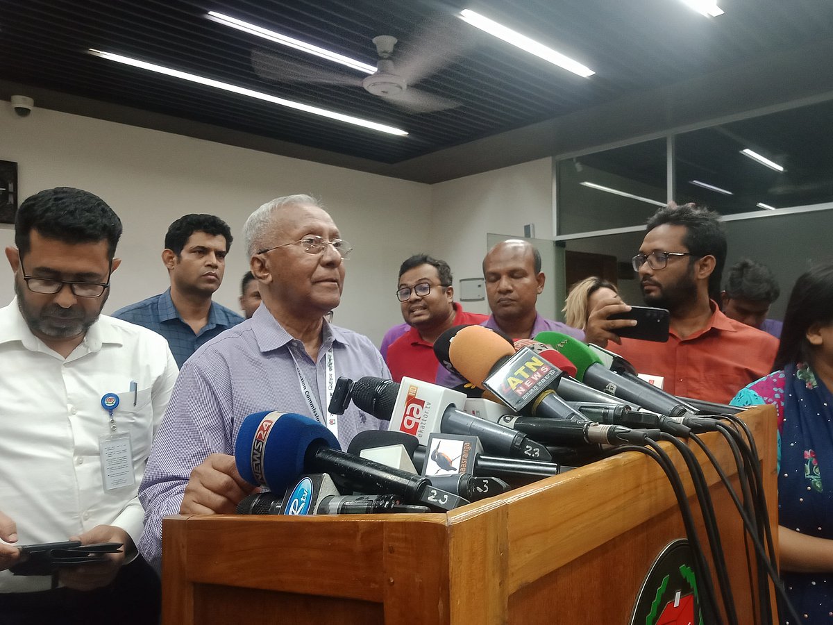 নির্বাচন কমিশনের সিনিয়র সচিব আখতার আহমেদ সোমবার রাতে নির্বাচন ভবনে সাংবাদিকদের ব্রিফ করেন