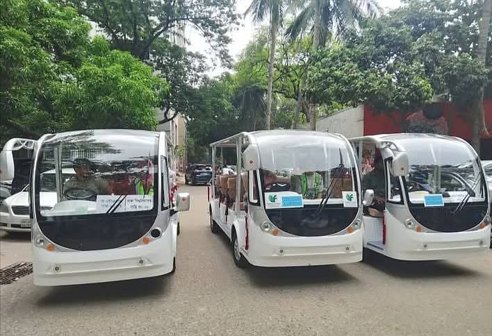 ক্যাম্পাসে শিক্ষার্থীদের নিরাপদ যাতায়াতের জন্য প্রতিদিন সকাল আটটা থেকে রাত আটটা পর্যন্ত বৈদ্যুতিক শাটল গাড়ি চলবে