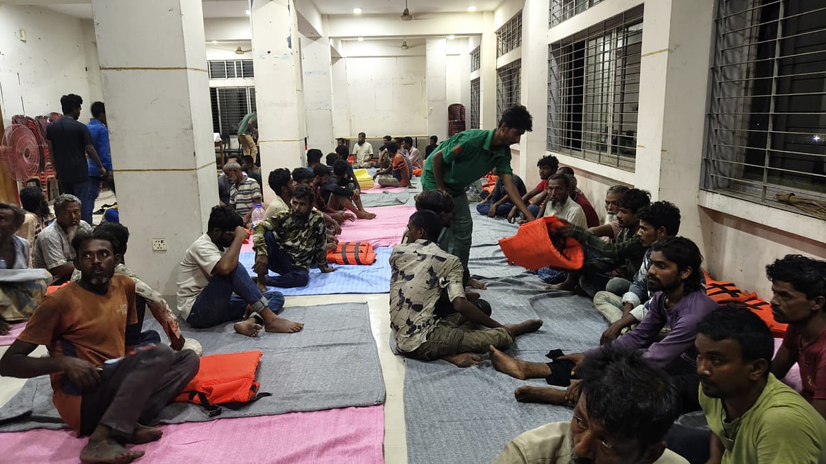 সাতক্ষীরার শ্যামনগর উপজেলার পশ্চিম সুন্দরবনের মান্দারবাড়িয়া চরে বিএসএফের রেখে যাওয়া ৭৮ জনকে শ্যামনগর থানা-পুলিশের কাছে হস্তান্তর করেছে কোস্টগার্ড। তাঁদের শ্যামনগর থানার দোতলায় রাখা হয়েছে