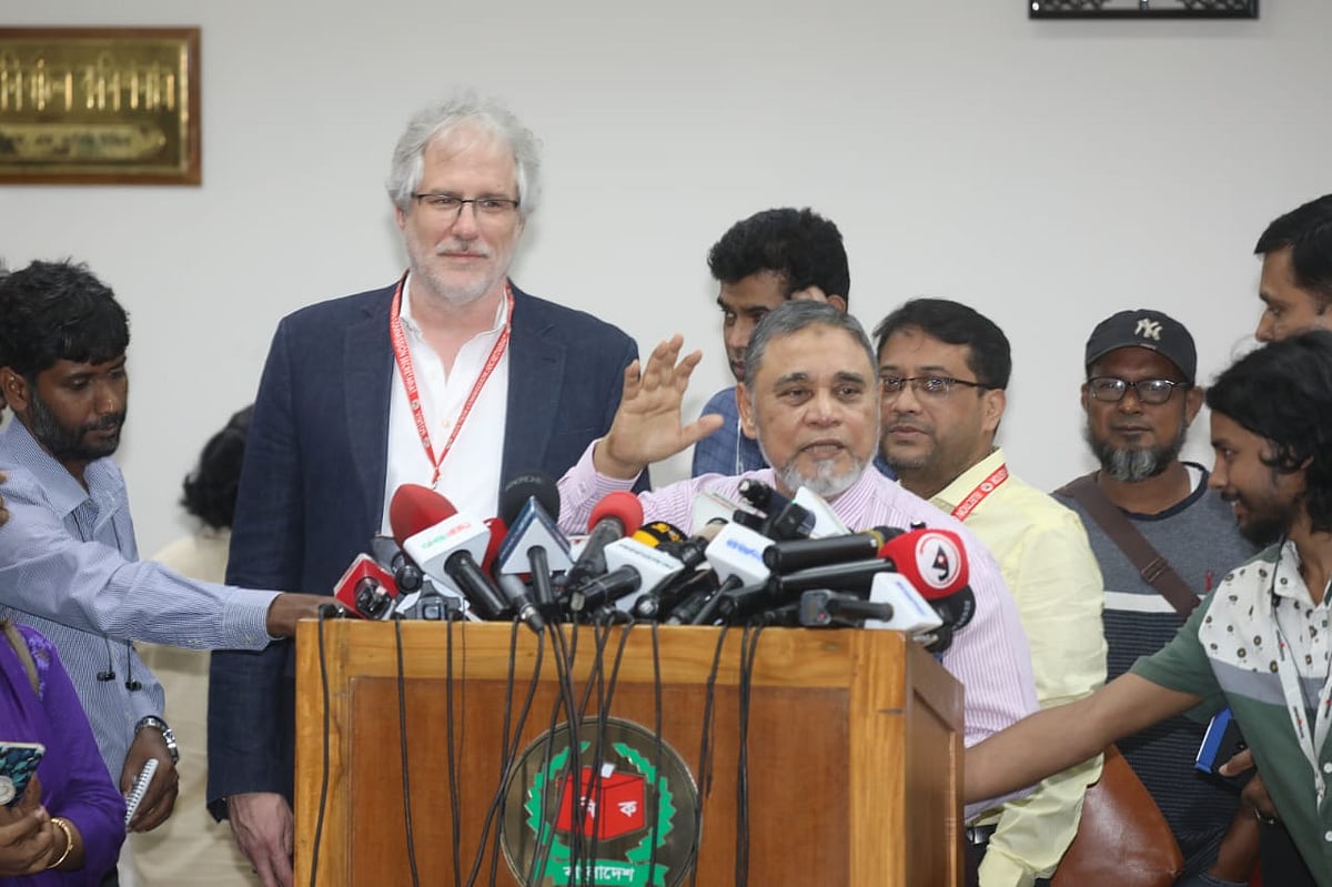 প্রধান নির্বাচন কমিশনার (সিইসি) এ এম এম নাসির উদ্দিন সাংবাদিকদের সঙ্গে কথা বলছেন। আজ সোমবার রাজধানীর আগারগাঁওয়ে নির্বাচন ভবনে কার্টার সেন্টারের প্রতিনিধিদলের সঙ্গে বৈঠক শেষে