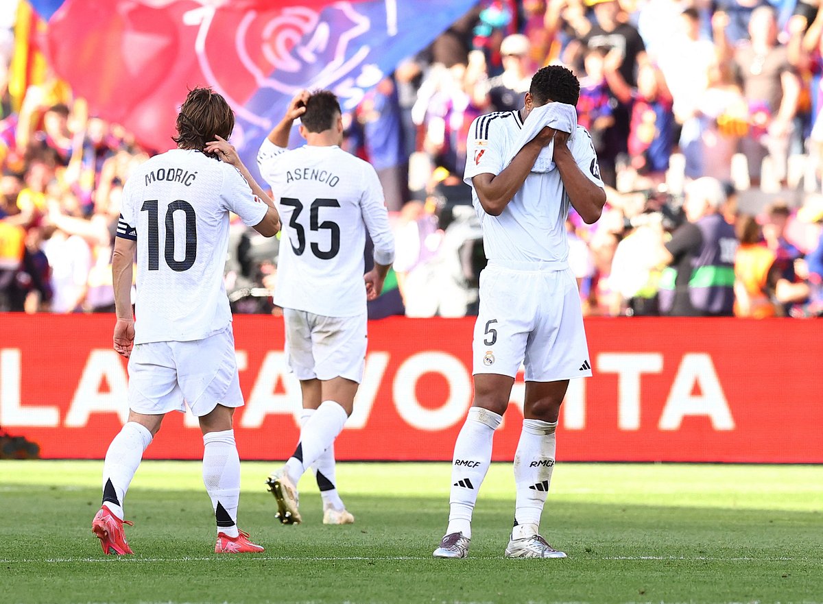 চলতি মৌসুমে বার্সার কাছে সবগুলো ক্লাসিকোতেই হেরেছে রিয়াল। রিয়ালের খেলোয়াড়দের হতাশার এ ছবিটি কাল রাতে অলিম্পিক স্টেডিয়ামে তোলা