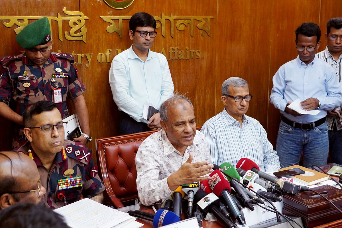 সচিবালয়ে আজ সোমবার আইনশৃঙ্খলা–সংক্রান্ত উপদেষ্টা পরিষদ কমিটির সভা শেষে সাংবাদিকদের ব্রিফ করেন স্বরাষ্ট্র উপদেষ্টা লেফটেন্যান্ট জেনারেল (অব.) জাহাঙ্গীর আলম চৌধুরী