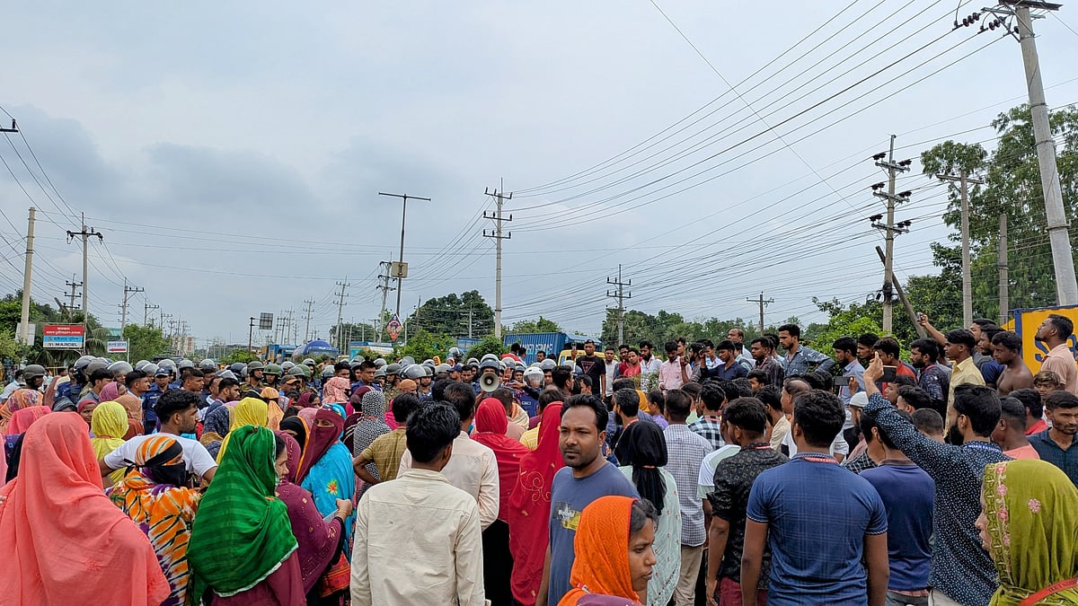 বকেয়া বেতনের দাবিতে ঢাকা-ময়মনসিংহ মহাসড়ক অবরোধ করে রোর ফ্যাশনের শ্রমিকদের বিক্ষোভ। আজ দুপুরে ময়মনসিংহের ভালুকা উপজেলার কাঁঠালী এলাকায়