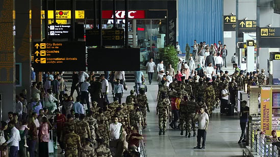 দিল্লির ইন্দিরা গান্ধী বিমানবন্দরে আইনশৃঙ্খলা রক্ষাকারী বাহিনীর কড়া পাহারা