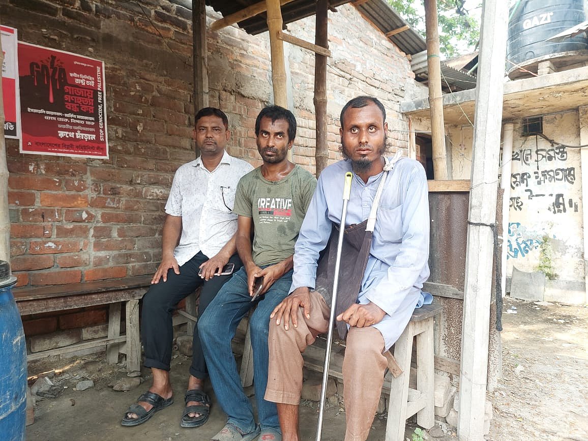 চায়ের দোকানটিতে প্রায়ই আসেন শহিদুল (ডানে)। তাঁর গানের কারণে চায়ের দোকানটিতে প্রায়ই লোক জড়ো হন। এতে তাঁর চায়ের বিক্রিও ভালো হয়। গতকাল গাইবান্ধা শহরের রেলগেট এলাকায়