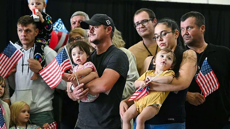 দক্ষিণ আফ্রিকা থেকে শ্বেতাঙ্গ শরণার্থীদের বহনকারী একটি উড়োজাহাজ যুক্তরাষ্ট্রের ওয়াশিংটনে পৌঁছেছে