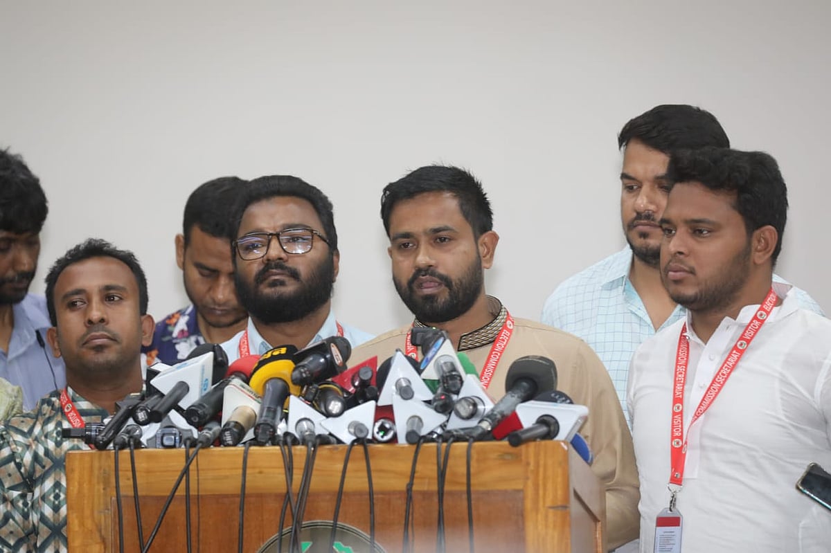 প্রধান নির্বাচন কমিশনারের কাছে আবেদন হস্তান্তর শেষে সংবাদ ব্রিফিংয়ে গণ অধিকার পরিষদের প্রতিনিধিদল। আগারগাঁও, ঢাকা