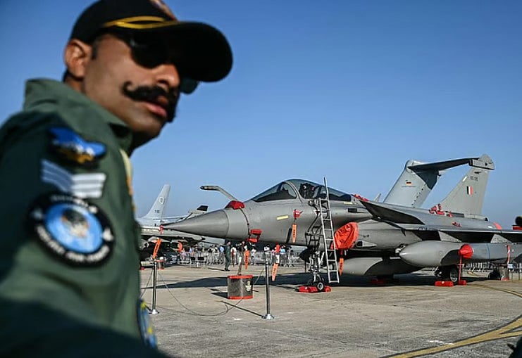 রাফাল যুদ্ধবিমানের সামনে ভারতীয় বিমানবাহিনীর সদস্যরা, বেঙ্গালুরু, ফেব্রুয়ারি ২০২৫