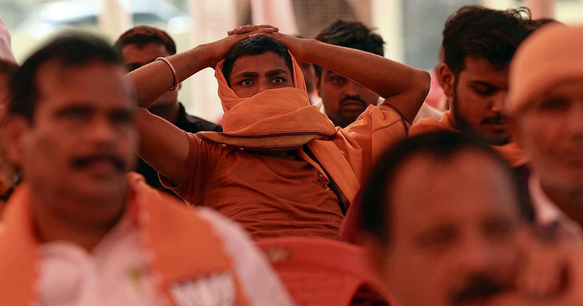 বিজেপি সমর্থকদের হতাশার প্রতীকী দৃশ্য