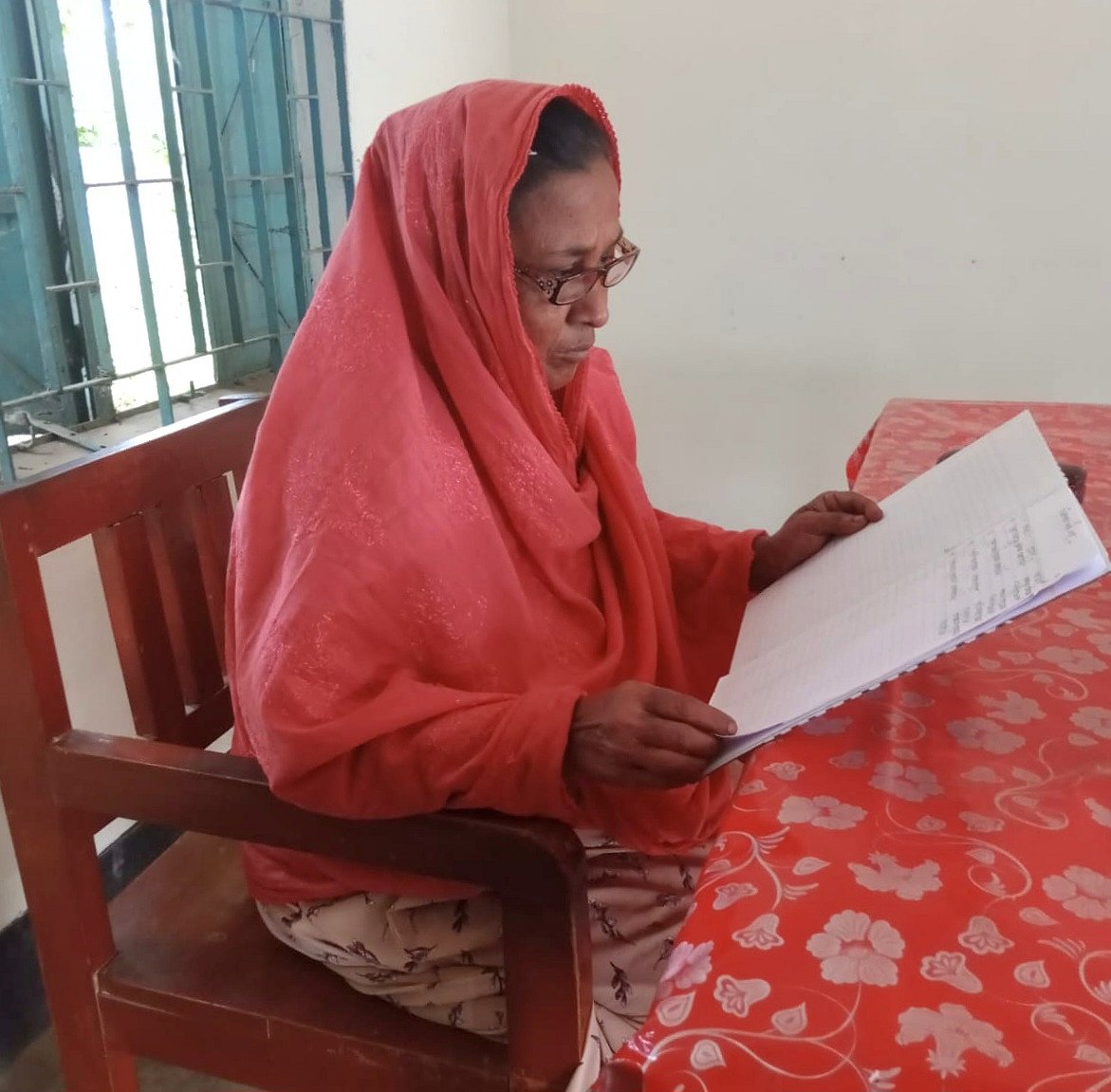 রাজশাহীর নওহাটা পৌরসভার বাগধানী উচ্চবিদ্যালয়ের প্রধান শিক্ষক মঞ্জু মনোয়ারা তাঁর কক্ষে বসেছেন। আজ সোমবার বেলা সাড়ে ১১টার দিকে