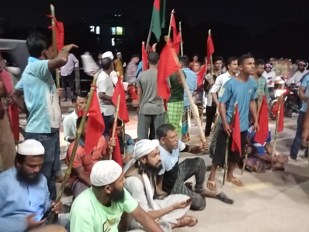 নেত্রকোনায় নাশকতা মামলায় গ্রেপ্তার খেলাফত শ্রমিক আন্দোলনের নেতার মুক্তির দাবিতে থানা ঘেরাও করে দলীয় নেতা–কর্মীদের বিক্ষোভ। আজ সোমবার সন্ধ্যায়