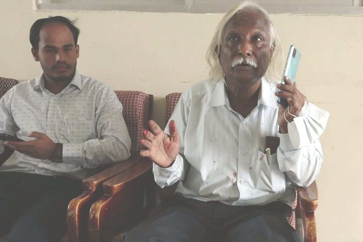 সন্ত্রাসী হামলায় আহত সাম্যবাদী আন্দোলনের জেলা সমন্বয়ক মুক্তিযোদ্ধা তারেকেশ্বর দেবনাথ (ডানে)