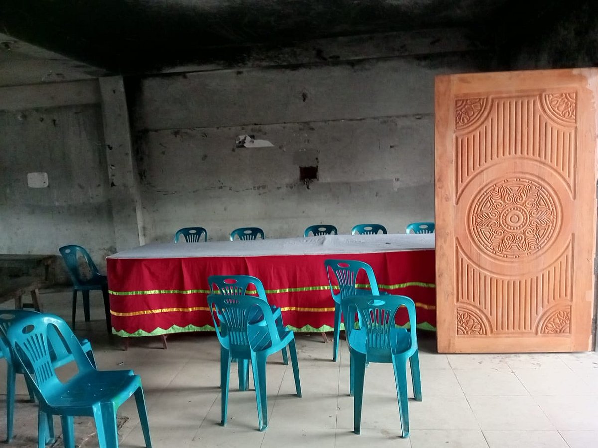 সংস্কারের অংশ হিসেবে ভবনটিতে লাগানো হয়েছে নতুন দরজা। আজ সোমবার বিকেলে ভোলার চরফ্যাশন পৌরসভার কলেজ রোডে