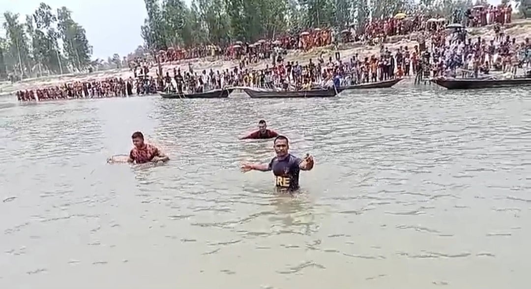 ব্রহ্মপুত্র নদে একসঙ্গে ভেসে উঠেছে গোসলে নেমে নিখোঁজ দুই শিশুর মরদেহ। আজ সোমবার সকালে কুড়িগ্রামের উলিপুর উপজেলার হাতিয়া ইউনিয়নের পালের ঘাট এলাকায়