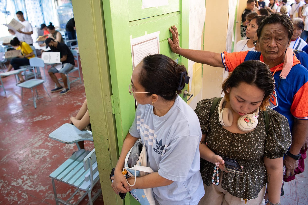 ফিলিপাইনের ম্যানিলায় একটি ভোটকেন্দ্রে আজ সোমবার ভোট দেওয়ার জন্য ভোটারদের সারি