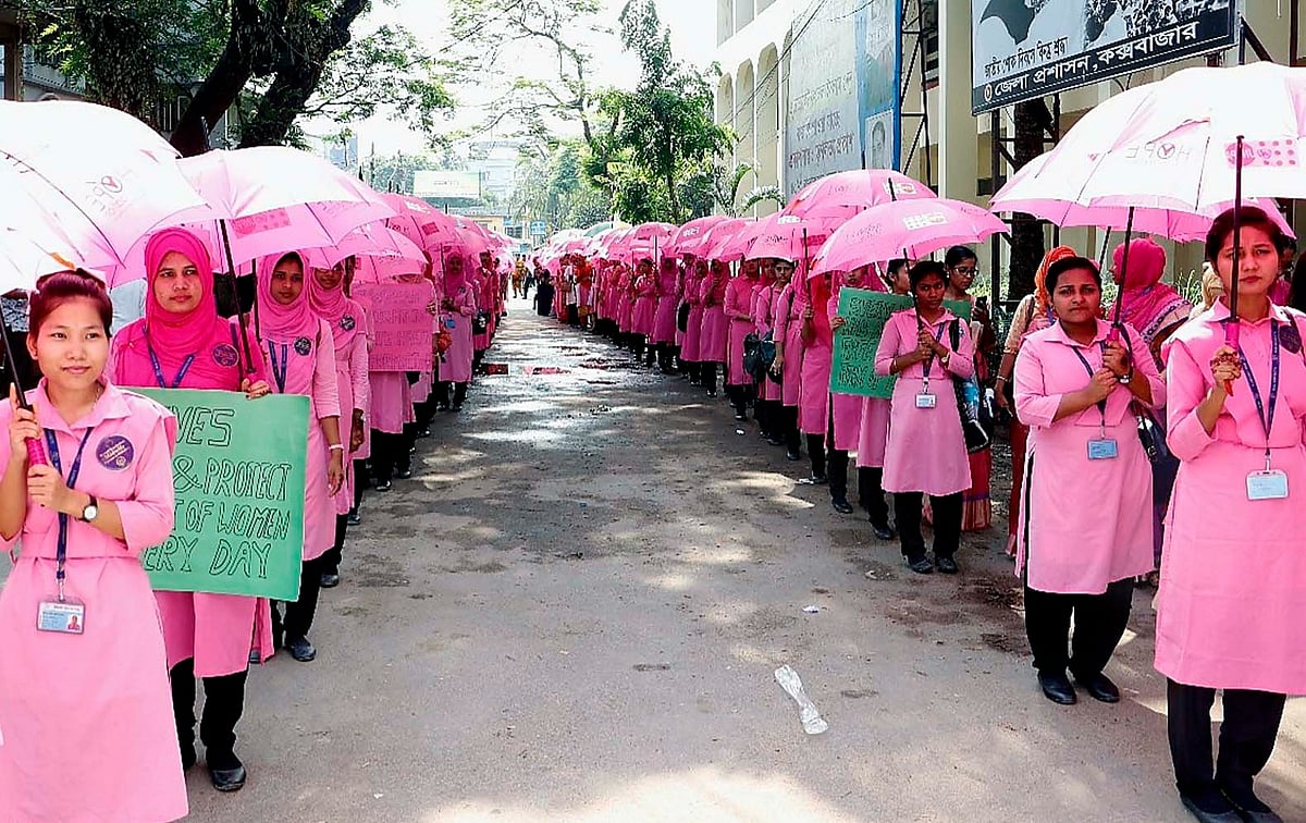 কক্সবাজারে মা ও নবজাতকের স্বাস্থ্যসেবার পাশাপাশি বিভিন্ন জনসচেতনতামূলক কর্মসূচিতেও ধাত্রীবিদ্যার শিক্ষার্থীদের রয়েছে অংশগ্রহণ