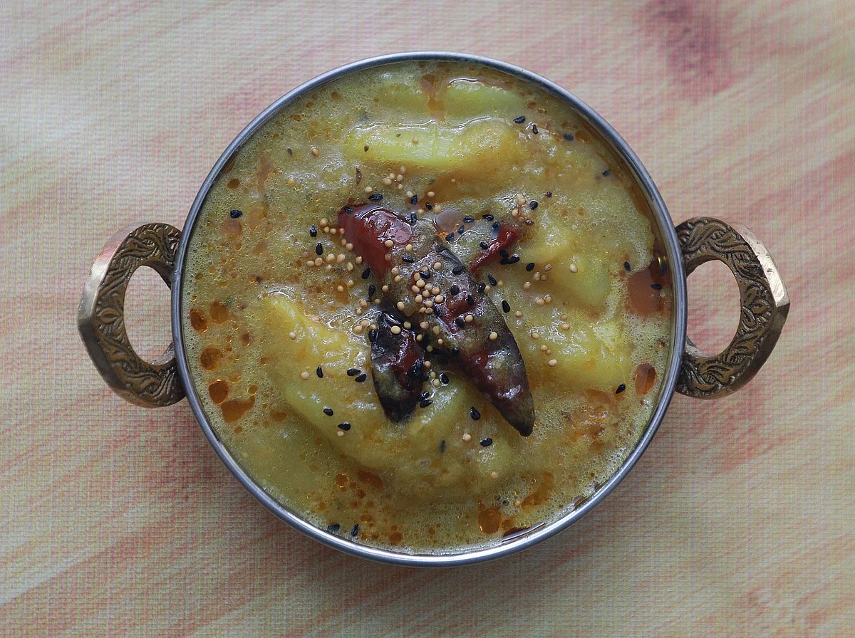 কাঁচা আমে মিষ্টি আলুর গ্রেভি