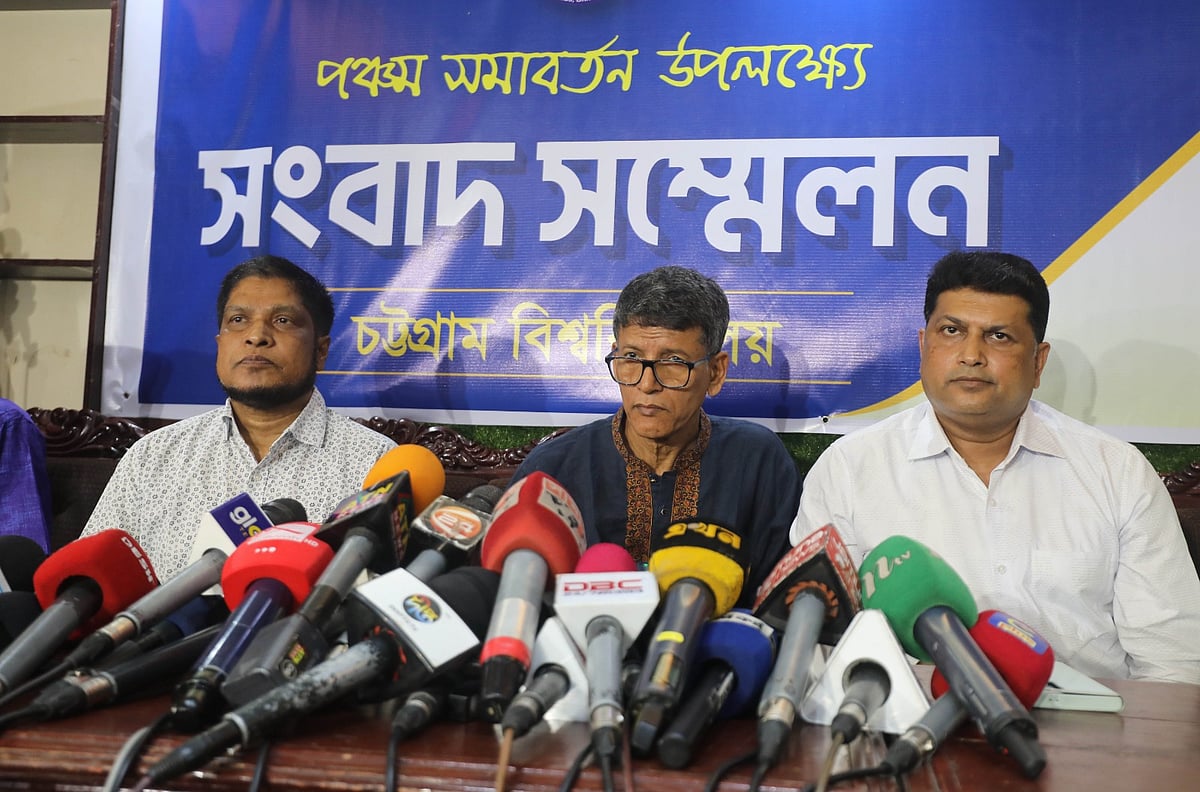 সমাবর্তন উপলক্ষে আয়োজিত সংবাদ সম্মেলনে উপাচার্য ও দুই সহ–উপাচার্য। আজ দুপুরে চট্টগ্রাম প্রেস ক্লাবের এস রহমান হলে