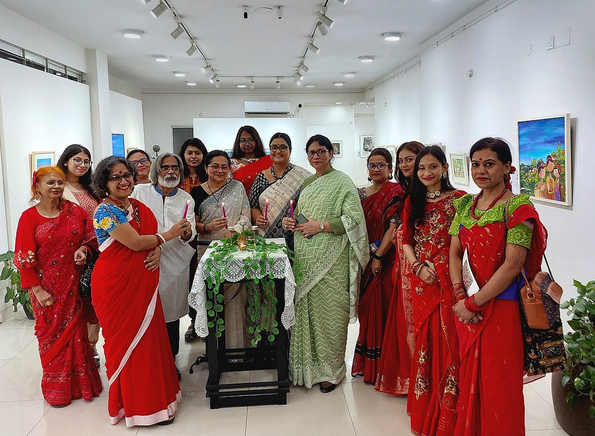 প্রদীপ প্রজ্জ্বালন করছেন অধ্যাপক ফরিদা জামান, চিত্রলেখা গুহ, অশোক কর্মকার, জলকন্যার প্রতিষ্ঠাতা সুপর্ণা এলিস গোমেজ ও অংশগ্রহণকারীরা