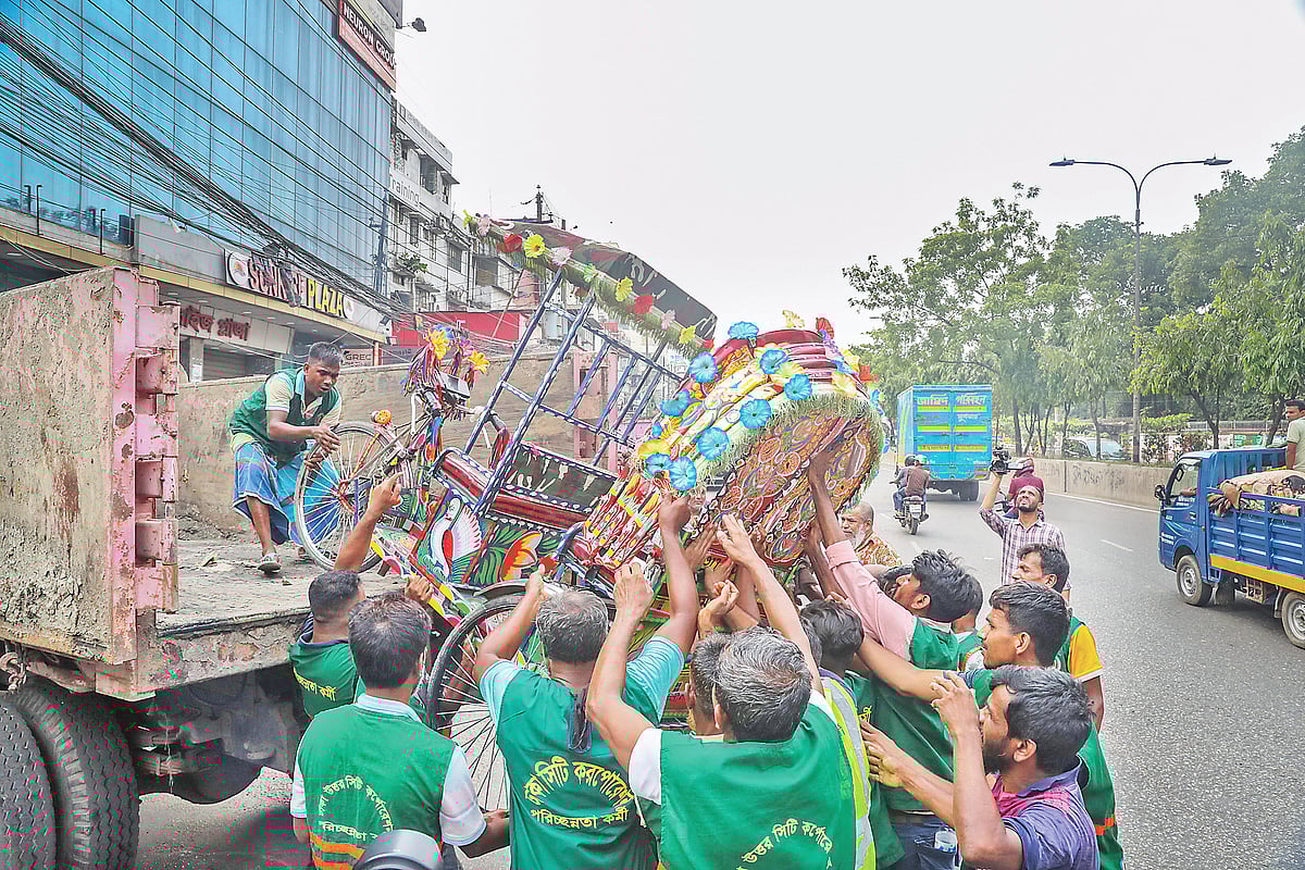 ব্যাটারিচালিত অটোরিকশার বিরুদ্ধে অভিযান পরিচালনা করে ঢাকা উত্তর সিটি করপোরেশন ও ট্রাফিক পুলিশ। মূল সড়ক থেকে একটি অটোরিকশা জব্দ করার পর ট্রাকে তোলা হচ্ছে। গতকাল দুপুরে ধানমন্ডির সানরাইজ প্লাজার সামনে