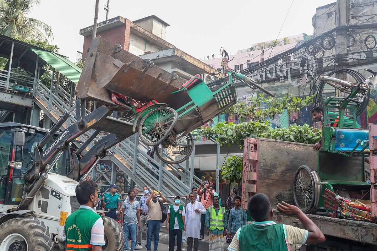 ডিএনসিসির অভিযানে অবৈধ ব্যাটারিচালিত রিকশা আটক ও জব্দের পাশাপাশি গুঁড়িয়ে দেওয়া হয়
