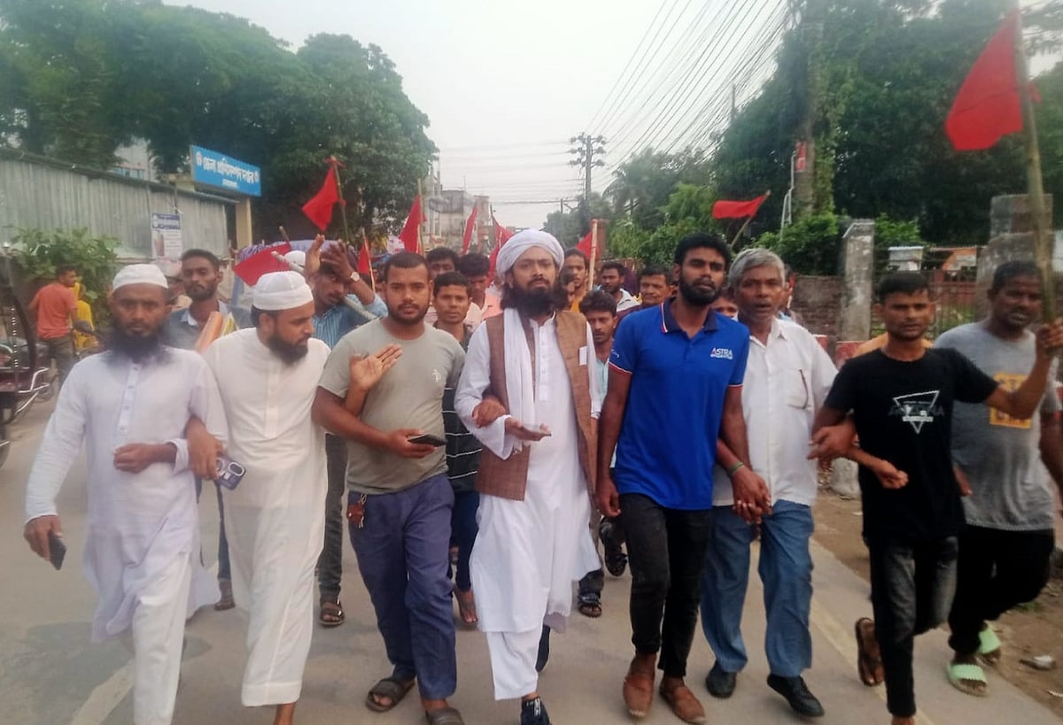 নেত্রকোনায় নাশকতার মামলায় গ্রেপ্তার খেলাফত শ্রমিক আন্দোলনের সভাপতি আনোয়ার হোসেনের মুক্তির দাবিতে বিক্ষোভ। আজ মঙ্গলবার বিকেলে শহরের কুরপাড় এলাকায়