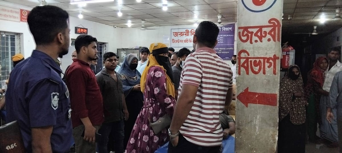 যুবলীগ নেতা জাকিরকে মৃত ঘোষণার পর নোয়াখালী জেনারেল হাসপাতালের জরুরি বিভাগে স্বজনদের ভিড়। আজ বিকেলে