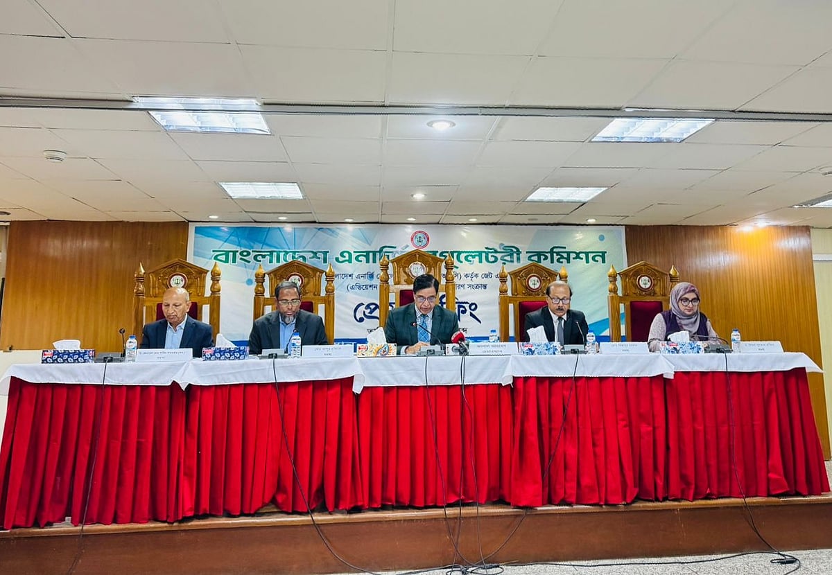 বিইআরসি কার্যালয়ে অনুষ্ঠিত সংবাদ সম্মেলনে সংস্থাটির চেয়ারম‍্যান জালাল আহমেদ জেট ফুয়েলের দাম ঘোষণা করেন