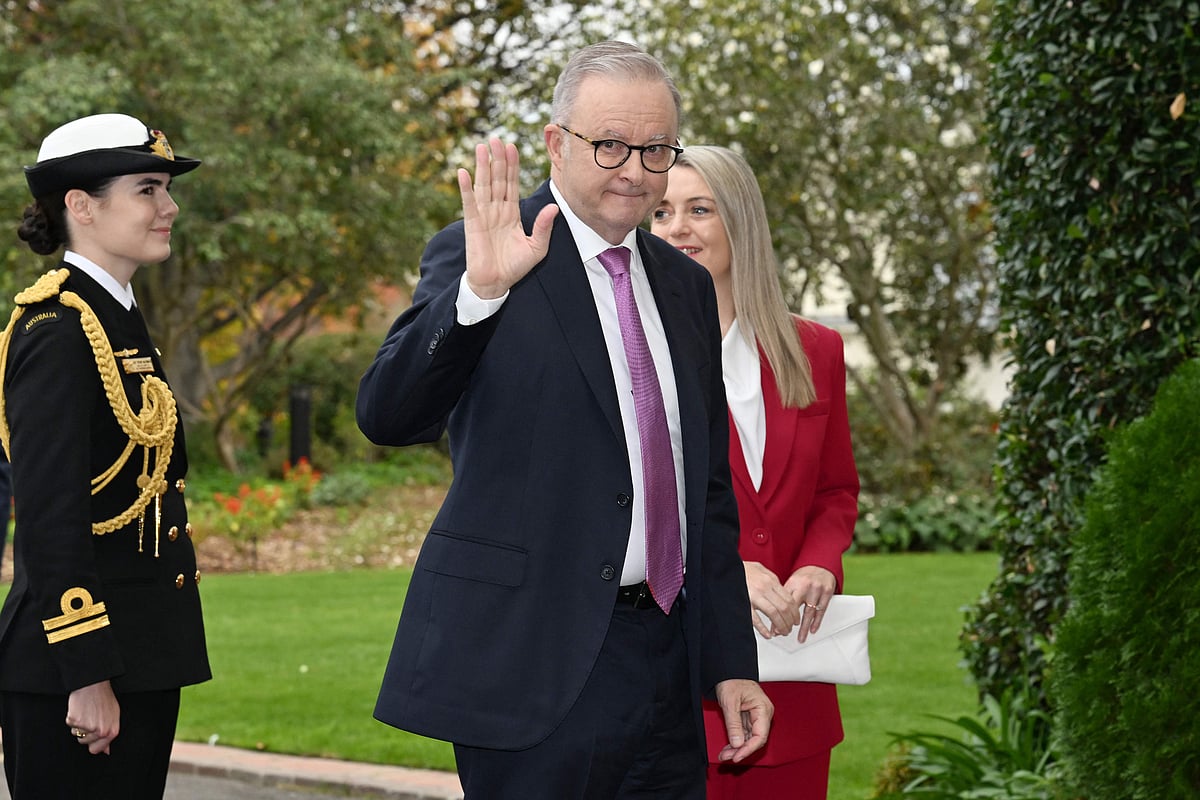 গভর্নর হাউসে শপথ নেওয়ার যাওয়ার পথে উপস্থিত লোকজনের উদ্দেশে হাত নাড়েন। ১৩ মে