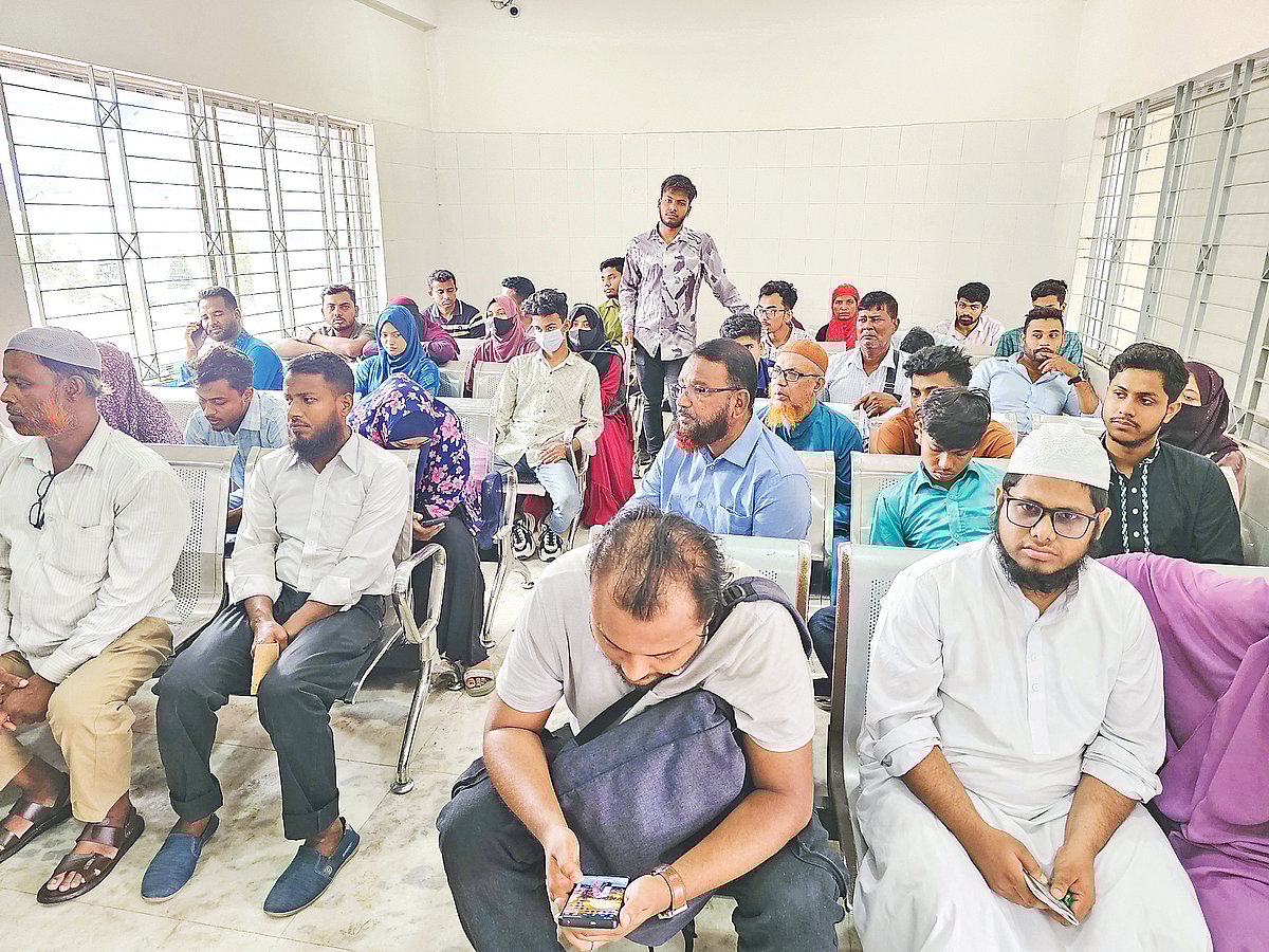 পাসপোর্ট করতে আসা লোকজনের অপেক্ষা। গত বুধবার গাজীপুর পাসপোর্ট কার্যালয়ে