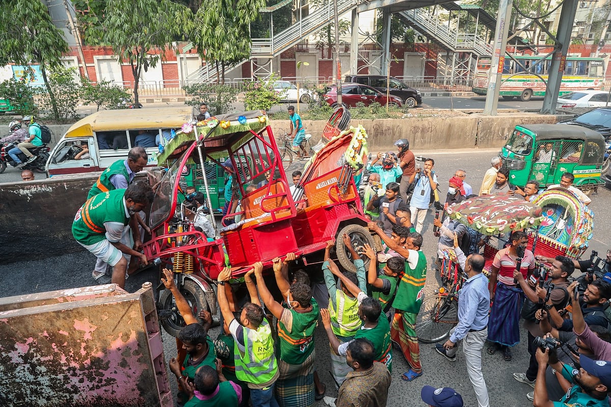 ঢাকা উত্তর সিটি করপোরেশন (ডিএনসিসি) ও ঢাকা মেট্রোপলিটন পুলিশ (ডিএমপি) যৌথভাবে এ অভিযান চালিয়েছে