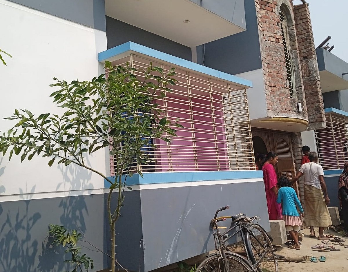 সোনা ব্যবসায়ীর এই বাড়িতে ডাকাতি করতে হানা দেয় ডাকাতেরা। এ সময় স্বামী-স্ত্রীকে কুপিয়ে আহত করা হয়। আজ মঙ্গলবার সকালে রাজশাহীর বাগমারা উপজেলার গোবিন্দপাড়া ইউনিয়নের দামনাশ গ্রামে