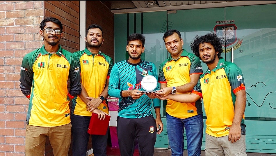 মিরাজের হাতে সম্মাননা তুলে দেওয়া হচ্ছে