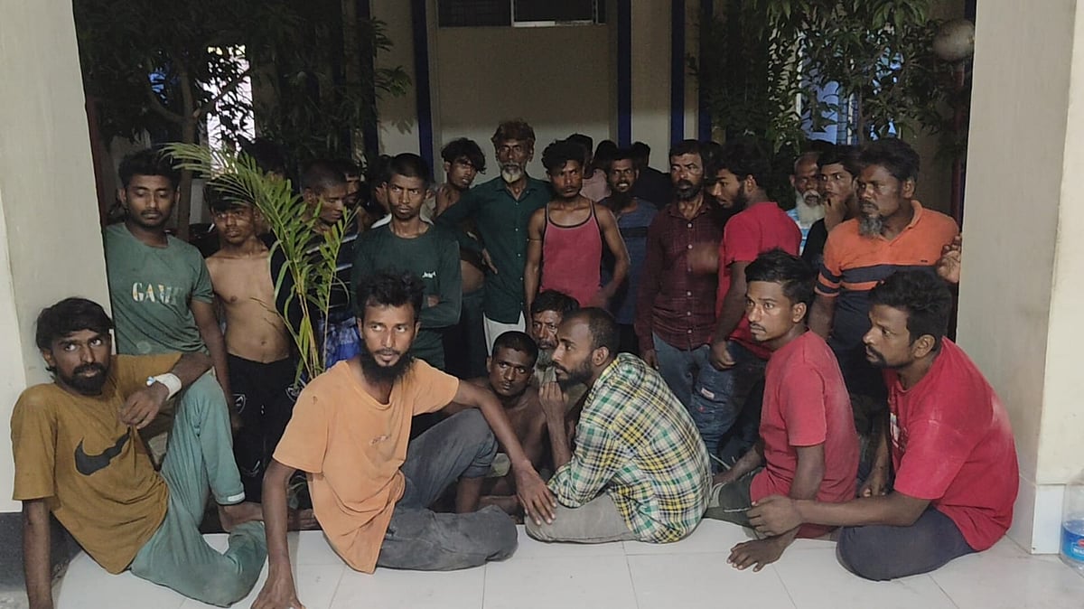 সুন্দরবনের চরে বিএসএফের রেখে যাওয়া ব্যক্তিদের সাতক্ষীরার শ্যামনগর থানায় রাখা হয়েছে। গতকাল সোমবার রাত ১১টার দিকে