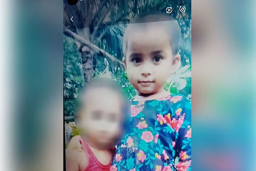 রোজা মনি (ডানে)