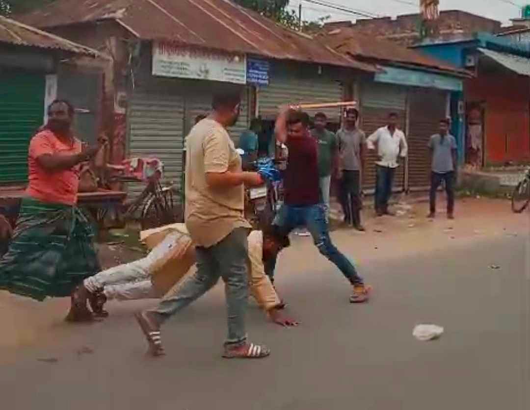 খুলনার দাকোপ উপজেলার চালনা বাজারে স্থানীয় বিএনপির দুই পক্ষের মধ্যে সংঘর্ষ হয়েছে। গতকাল সোমবার বিকেলে